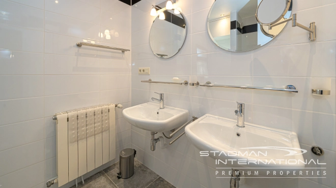 Single-level Villa with Sea Views, Spacious Garage and Underbuild