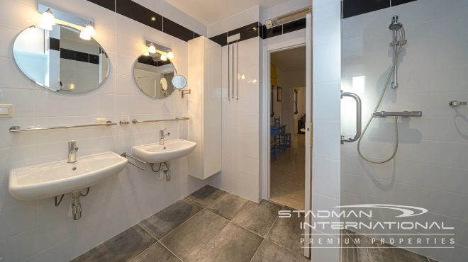 Single-level Villa with Sea Views, Spacious Garage and Underbuild