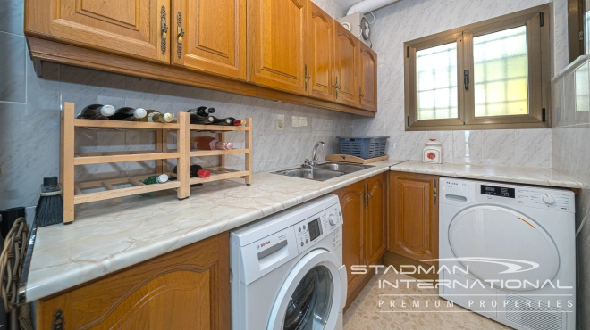 Single-level Villa with Sea Views, Spacious Garage and Underbuild