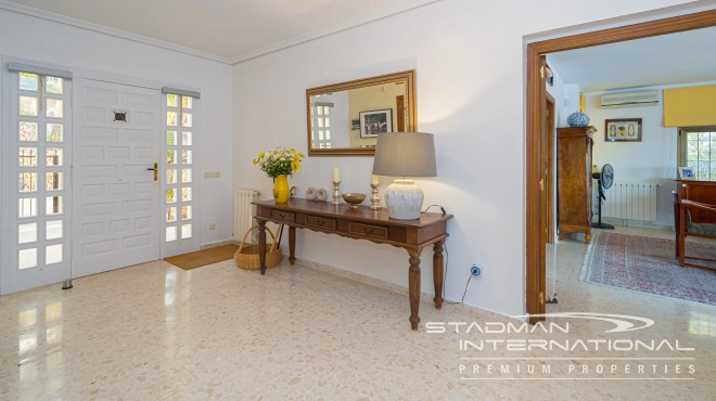 Single-level Villa with Sea Views, Spacious Garage and Underbuild