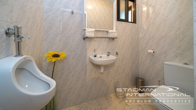 Single-level Villa with Sea Views, Spacious Garage and Underbuild