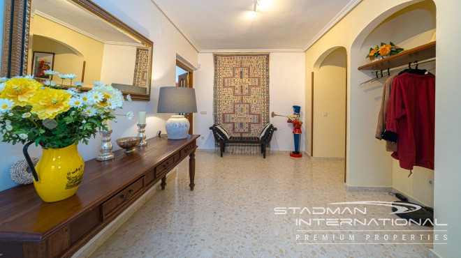 Single-level Villa with Sea Views, Spacious Garage and Underbuild