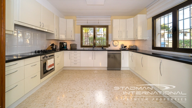 Single-level Villa with Sea Views, Spacious Garage and Underbuild