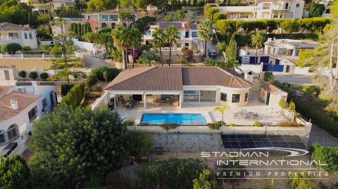 Single-level Villa with Sea Views, Spacious Garage and Underbuild