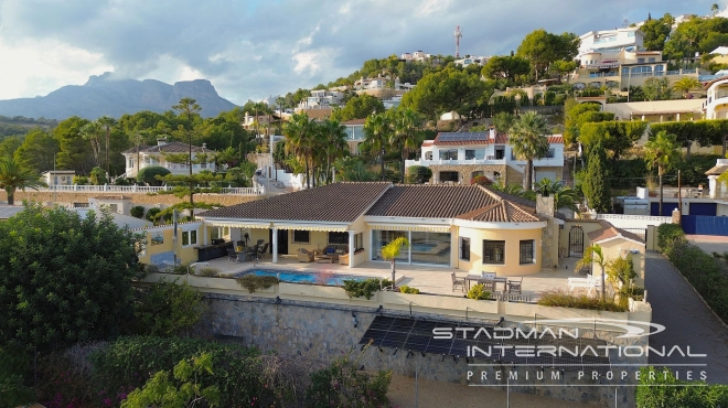 Single-level Villa with Sea Views, Spacious Garage and Underbuild