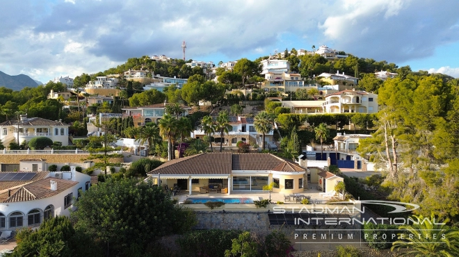 Single-level Villa with Sea Views, Spacious Garage and Underbuild