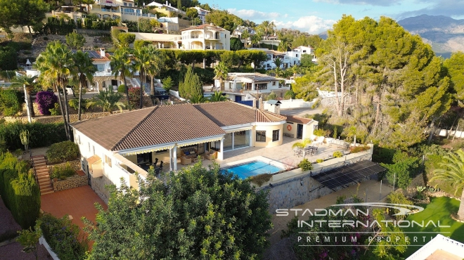 Single-level Villa with Sea Views, Spacious Garage and Underbuild