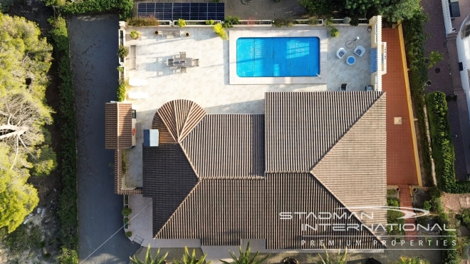 Single-level Villa with Sea Views, Spacious Garage and Underbuild