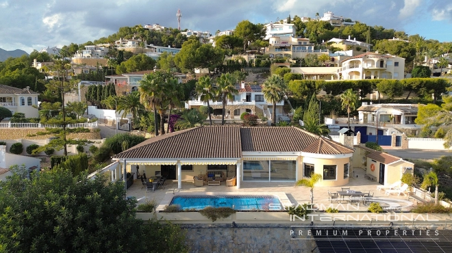 Single-level Villa with Sea Views, Spacious Garage and Underbuild