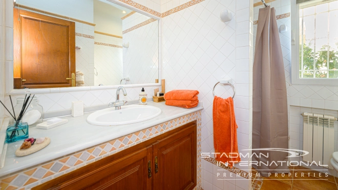 Klassevolle Gelijkvloerse Villa met Prachtig Zeezicht