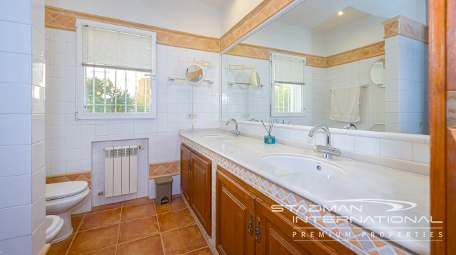 Klassevolle Gelijkvloerse Villa met Prachtig Zeezicht