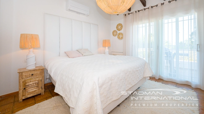 Klassevolle Gelijkvloerse Villa met Prachtig Zeezicht