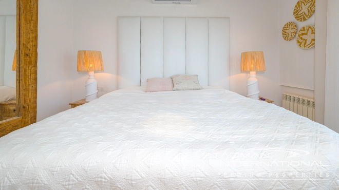 Klassevolle Gelijkvloerse Villa met Prachtig Zeezicht