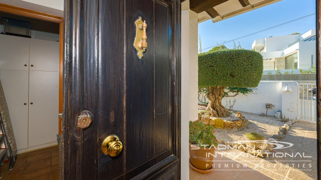 Klassevolle Gelijkvloerse Villa met Prachtig Zeezicht