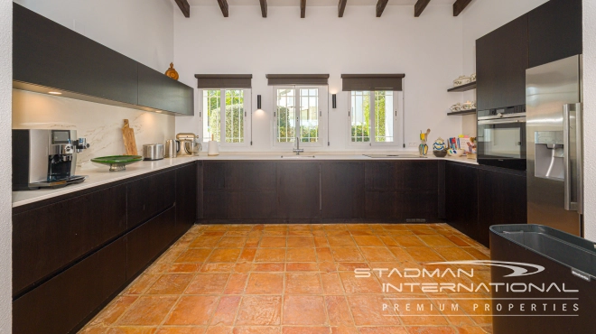 Klassevolle Gelijkvloerse Villa met Prachtig Zeezicht