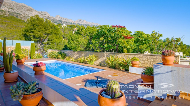 Klassevolle Gelijkvloerse Villa met Prachtig Zeezicht