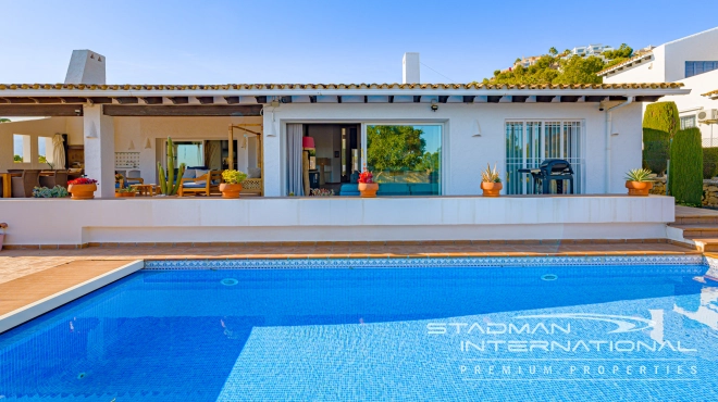 Klassevolle Gelijkvloerse Villa met Prachtig Zeezicht