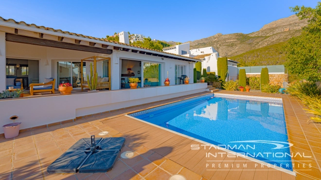 Klassevolle Gelijkvloerse Villa met Prachtig Zeezicht