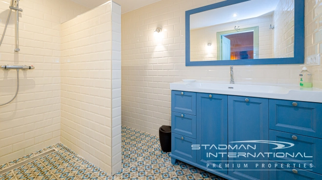 Klassevolle Gelijkvloerse Villa met Prachtig Zeezicht