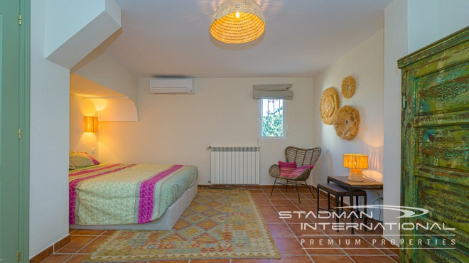 Klassevolle Gelijkvloerse Villa met Prachtig Zeezicht