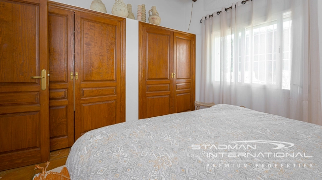 Klassevolle Gelijkvloerse Villa met Prachtig Zeezicht