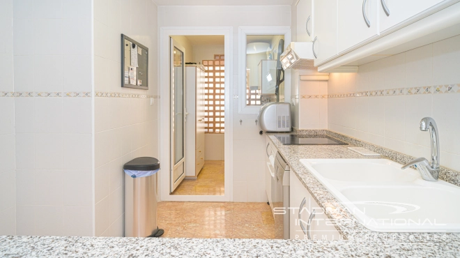 Appartement aan het Strand met Groot Terras en Zeezicht