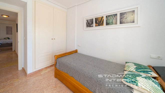 Appartement aan het Strand met Groot Terras en Zeezicht