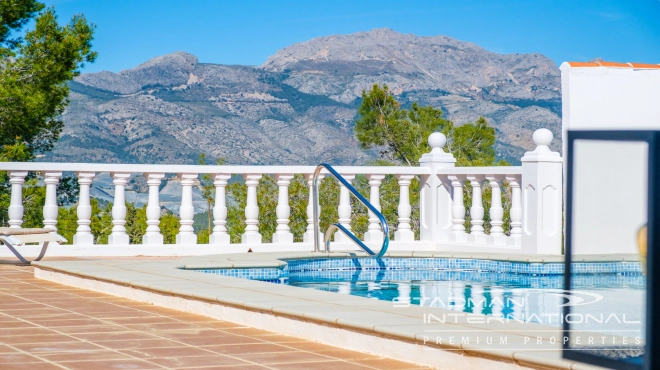 Volledig Gerenoveerde Villa met Prachtig Zeezicht