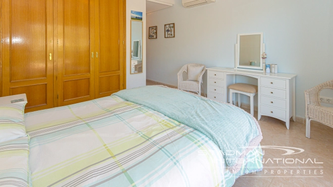 Ruim Hoekappartement met Prachtig Panoramisch Bergzicht