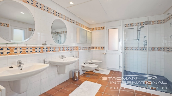 Grote Gezinswoning met Prachtig Zeezicht op een Toplocatie