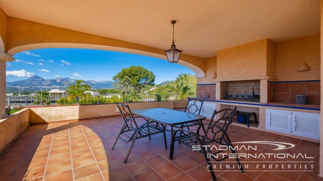 Grote Gezinswoning met Prachtig Zeezicht op een Toplocatie