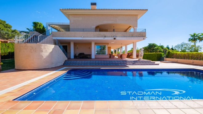 Grote Gezinswoning met Prachtig Zeezicht op een Toplocatie