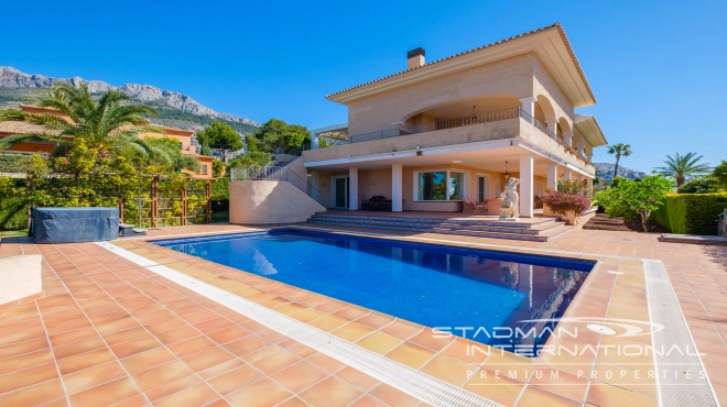 Grote Gezinswoning met Prachtig Zeezicht op een Toplocatie