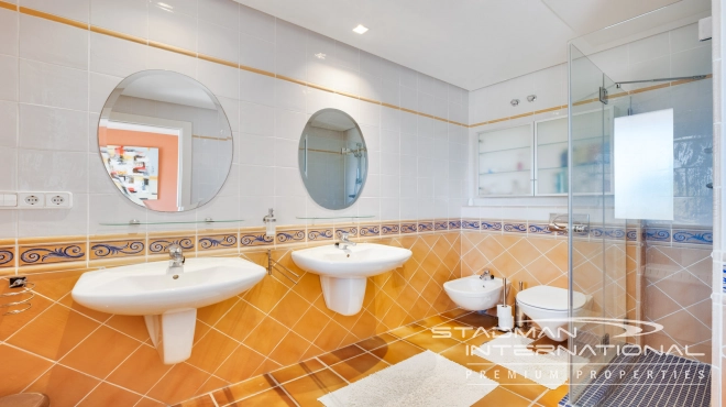 Grote Gezinswoning met Prachtig Zeezicht op een Toplocatie