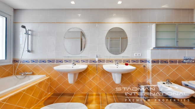 Grote Gezinswoning met Prachtig Zeezicht op een Toplocatie