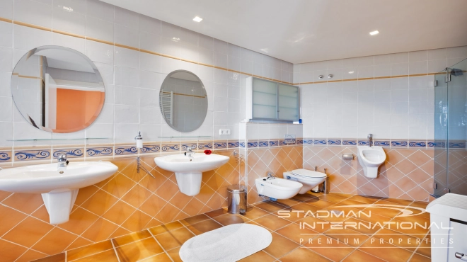 Grote Gezinswoning met Prachtig Zeezicht op een Toplocatie