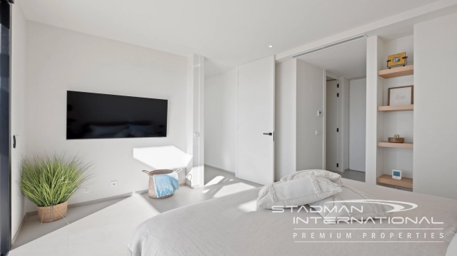 Moderne Nieuwbouwvilla met Zeezicht op een Vlak Perceel