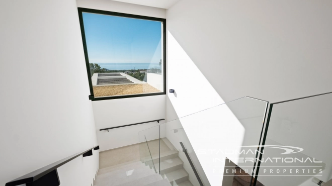 Moderne Nieuwbouwvilla met Zeezicht op een Vlak Perceel