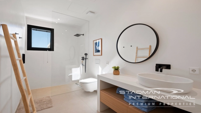 Moderne Nieuwbouwvilla met Zeezicht op een Vlak Perceel