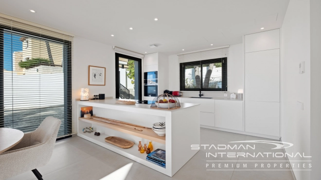 Moderne Nieuwbouwvilla met Zeezicht op een Vlak Perceel