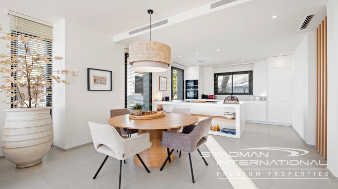 Moderne Nieuwbouwvilla met Zeezicht op een Vlak Perceel