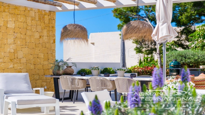 Moderne Nieuwbouwvilla met Zeezicht op een Vlak Perceel