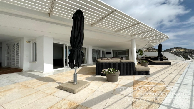 Exceptional Corner Apartment with Panoramic Sea Views