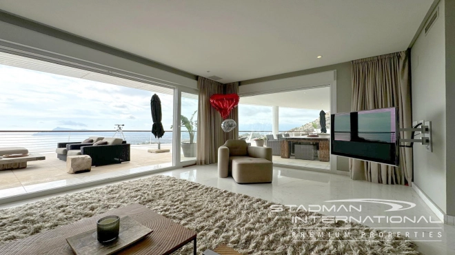 Exceptional Corner Apartment with Panoramic Sea Views