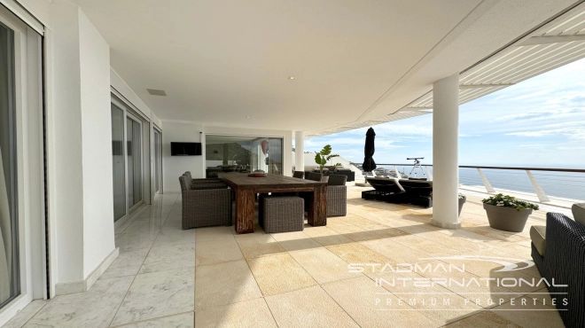 Exceptional Corner Apartment with Panoramic Sea Views