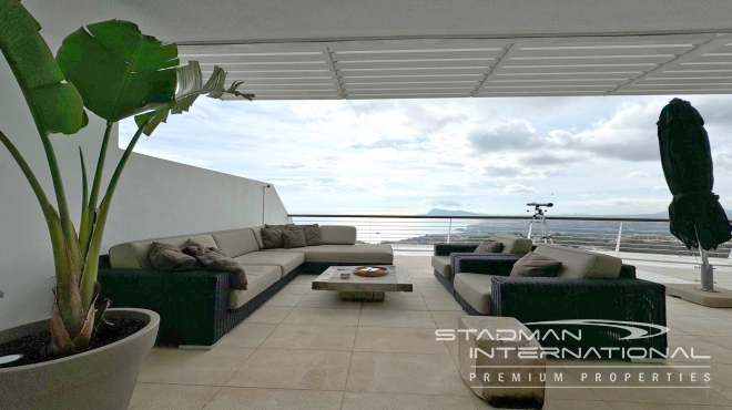 Exceptional Corner Apartment with Panoramic Sea Views