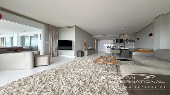 Exceptional Corner Apartment with Panoramic Sea Views