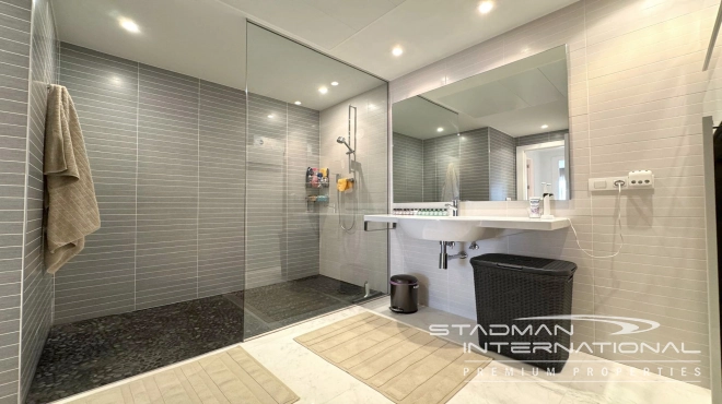 Exceptional Corner Apartment with Panoramic Sea Views