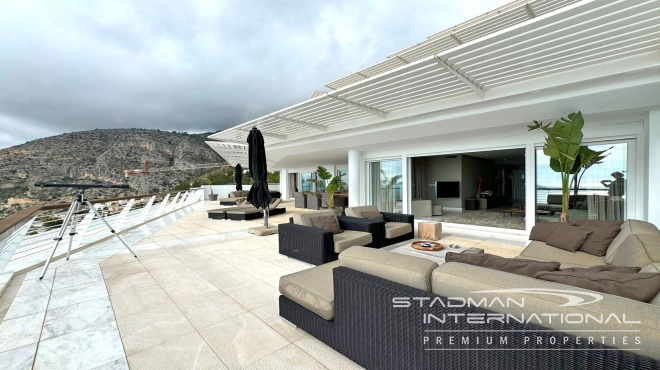 Exceptional Corner Apartment with Panoramic Sea Views