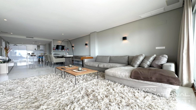 Exceptional Corner Apartment with Panoramic Sea Views
